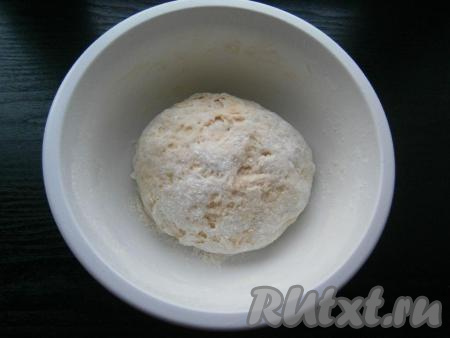 Тесто не нужно долго вымешивать, оно должно быть мягким, чуть липнущим.