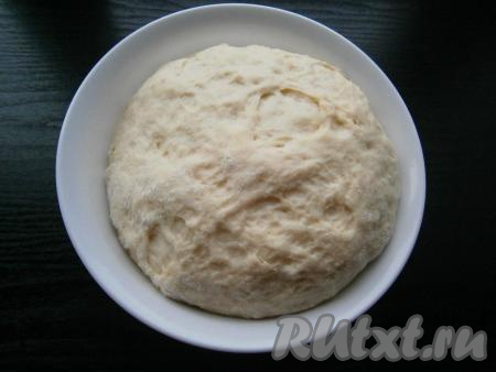Накрыть тесто пленкой и оставить его в теплом месте на 1 час. Тесто должно увеличиться в 2 раза.
