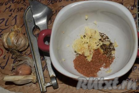 Далее для приготовления заправки возьмем миску, пригодную для использования в микроволновке. В миску насыпаем специи для корейской моркови, черный молотый перец, кориандр и добавляем чеснок, пропущенный через пресс.