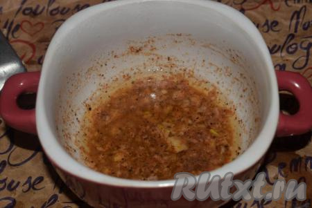 В горячую заправку вливаем уксус, перемешиваем.