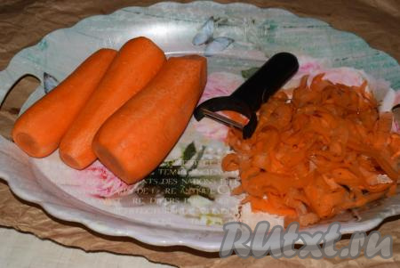 Моем и чистим морковь при помощи овощечистки (чистить овощи&nbsp;овощечисткой  гораздо удобнее, экономичнее и быстрее, чем просто ножом).