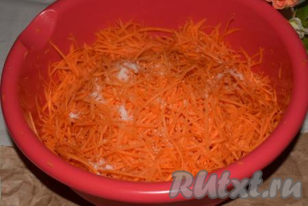 Добавляем к натёртой моркови сахар&nbsp;и соль, перемешиваем. Морковь по сладости бывает разной, поэтому, возможно, потребуется добавить еще немного соли или сахара по вкусу, но делать это следует уже в самом конце приготовления.