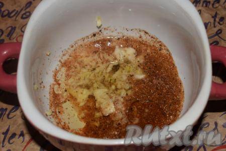 Вливаем в заправку растительное масло, перемешиваем и ставим получившуюся смесь в микроволновку на 1 минуту при максимальной мощности микроволновки.