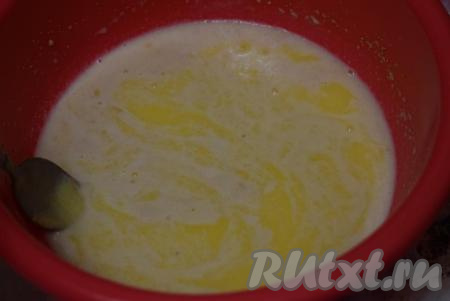 Добавляем получившуюся масляно-яичную смесь к дрожжевой опаре.