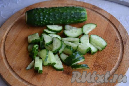 Огурец разрезаем вдоль пополам и нарезаем на тонкие полукружки.