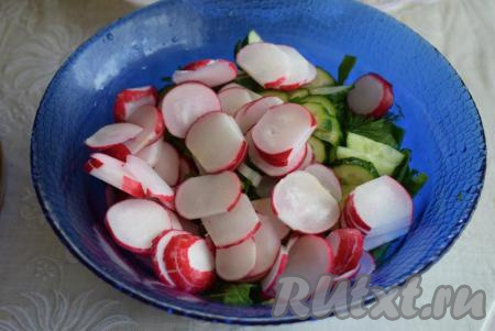 Складываем редис, огурцы, зеленый лук, шпинат, укроп, листья салата в глубокую миску, перемешиваем.