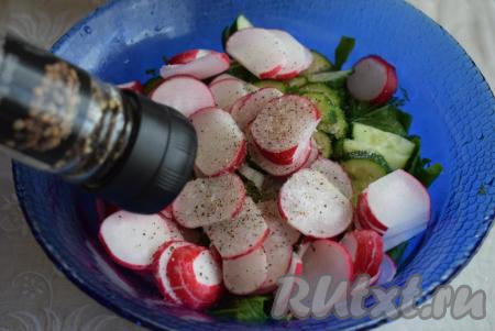 Добавляем соль и перец по вкусу в зеленый салат с редисом.
