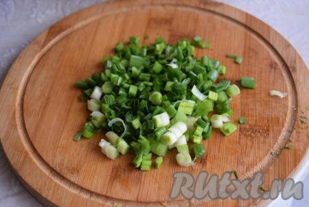 Зеленый лук нарезаем на мелкие колечки.