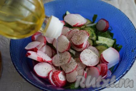 Заправляем салат растительным маслом и перемешиваем.