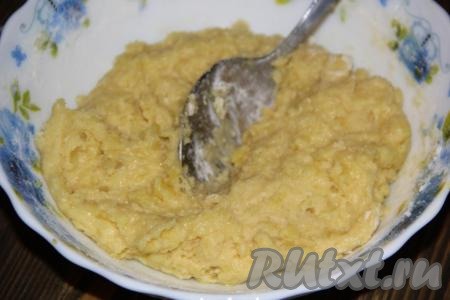 Перемешать массу ложкой, тесто для приготовления картофельных клецек получится густым и тягучим.