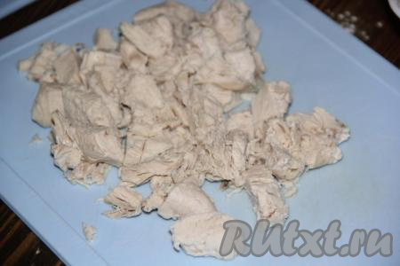 Мясо выложить в кастрюлю, залить водой, поставить на огонь, после закипания уменьшить огонь и варить до готовности (куриную грудку варить около 30-40 минут). Затем мясо вынуть, отделить от костей и порвать на волокна или нарезать.
