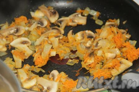 Добавить грибы в сковороду и обжарить с овощами, помешивая, в течение 5 минут.