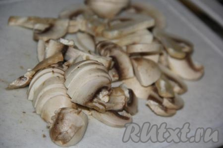Шампиньоны промыть и нарезать на пластины.