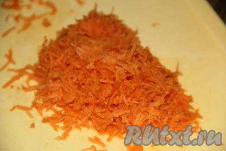 Морковь очистить и натереть на тёрке.