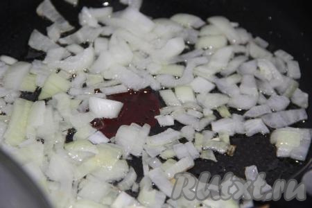 Лук очистить и мелко нарезать. В сковороду добавить немного растительного масла и нарезанный лук, обжаривать на среднем огне, помешивая, в течение 5 минут.