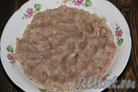 Вымесить фарш до однородного состояния. Котлетная масса получится очень нежной.