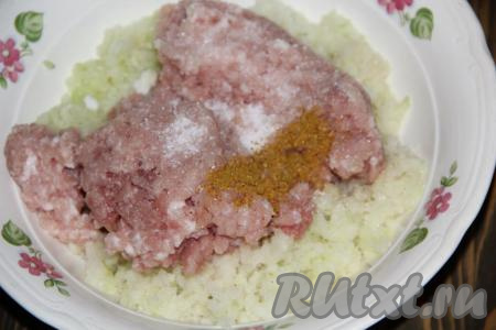 Соединить  мясной фарш, капусту и лук, добавить соль и специи.