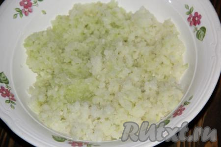 Очищенный лук и капусту пропустить через мясорубку.