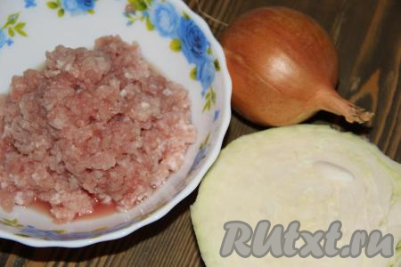 Вот такой простой набор ингредиентов потребуется для приготовления мясных котлет с капустой. Фарш можно взять покупной, а можно взять кусочек мяса и пропустить через мясорубку.