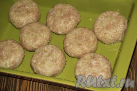 Сформировать котлеты и выложить их форму для запекания (форму можно предварительно смазать растительным маслом). Запекать мясные котлеты с капустой в разогретой духовке при температуре 220 градусов, примерно, 40 минут.