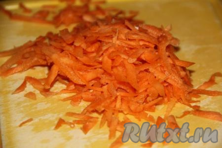 Очищенную морковку натереть на крупной тёрке.