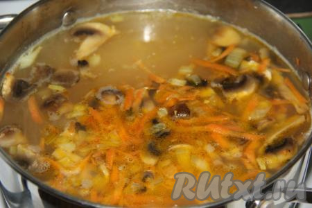 Обжаренные шампиньоны, морковку и лук выложить в гороховый суп, варить 10 минут, затем посолить и поперчить. Выключить огонь, накрыть крышкой и дать настояться в течение 15 минут.