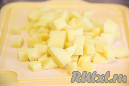 Очищенный картофель нарезать на  брусочки или кубики, как вам больше нравится.