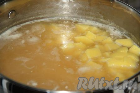 Как только горох будет готов (станет мягким), добавить картофель, варить минут 10 на небольшом огне.