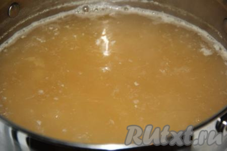 Куриную грудку отделить от кости и нарезать на кусочки. Горох хорошо промыть под проточной водой. Выложить горох и грудку в кастрюлю, залить 3 литрами холодной водой, поставить на огонь. После закипания варить горох на медленном огне, примерно, 1 час, не забывая снимать пену.