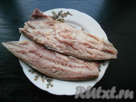 Отделить филе рыбы от костей, кожу оставить.