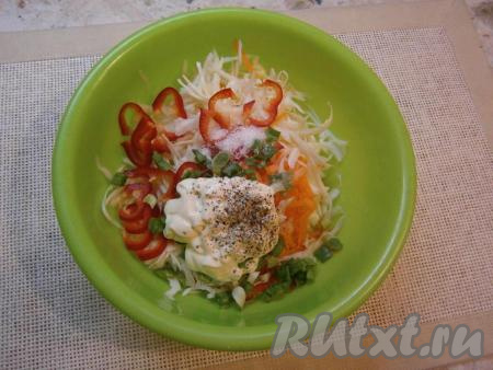Добавить яблочный уксус, сахар, соль по вкусу, майонез и черный свежемолотый перец.