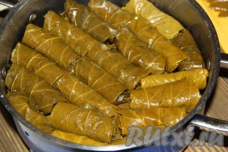 Затем в кастрюлю выложить плотно (!) долму.