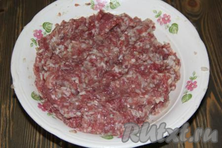 Хорошо перемешать фарш для долмы.