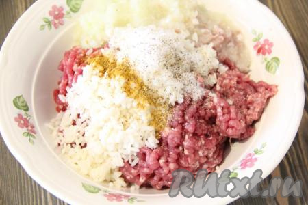 Добавить рис к фаршу и луку. Посолить и приправить специями фарш, можно еще положить рубленную зелень (кинзу, петрушку), я не добавляла.