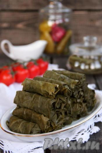 Готовую долму подать в горячем виде с соусом. Для приготовления соуса соединить 250 грамм сметаны и 250 миллилитров кефира, добавить чеснок, пропущенный через пресс, и хорошо перемешать. При желании, соус можно подсолить. Долму из консервированных листьев винограда приготовить достаточно просто, а выглядит такое блюдо очень аппетитно, да к тому же получается очень вкусным, питательным и полезным.