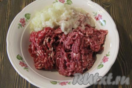Мясо пропустить через мясорубку вместе с очищенным репчатым луком.