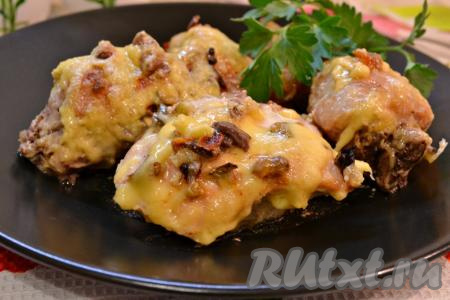 Курица в сметане с чесноком в духовке