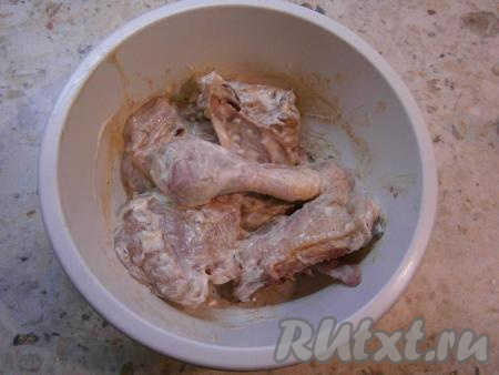 Влить к кусочкам курицы соевый соус и тщательно перемешать. Оставить на 1 час при комнатной температуре.