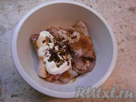 Сюда же добавить сушеную паприку кусочками (можно заменить свежим болгарским перцем или молотой паприкой).