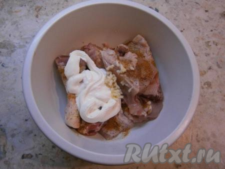 Добавить к курице чеснок, пропущенный через пресс, и сметану.