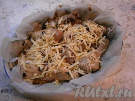 Поместить курицу в разогретую до 200&nbsp;градусов духовку и запекать около 40 минут, после чего посыпать тертым сыром.