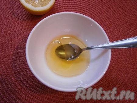 Смешать растительное масло с лимонным соком и сахаром.