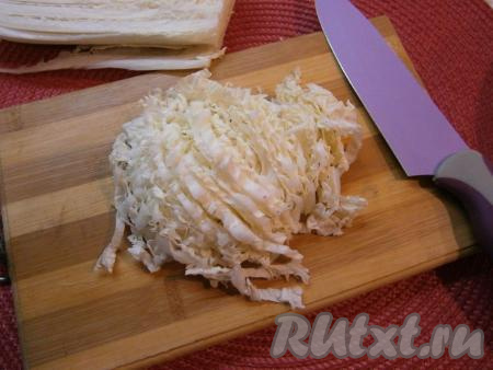 Тонко нарезать пекинскую капусту.