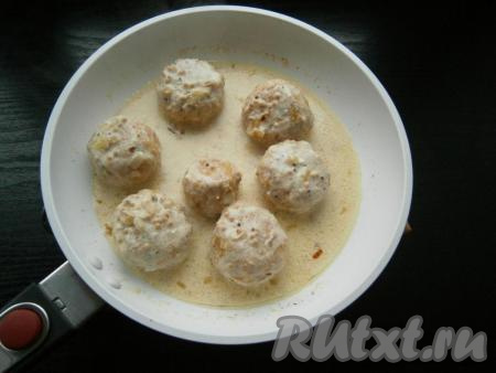 Затем тефтели перевернуть, прикрыть сковороду крышкой и тушить их на слабом огне еще минут 15.