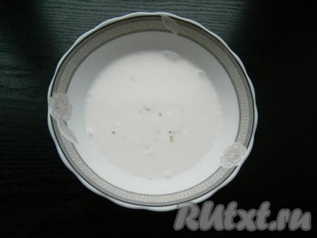 Перемешать сметану с горчицей, влить теплую воду, перемешать соус до однородности.