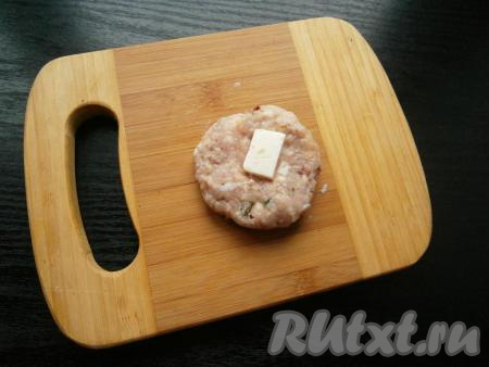 Сформировать из фарша средней величины тефтели, внутрь которых поместить по кусочку плавленого сыра.