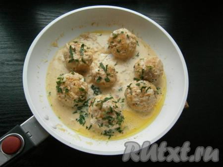 В конце тушения добавить к тефтелям мелко нарезанный чеснок и измельченную петрушку.