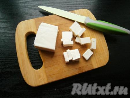 Далее тщательно фарш перемешать. Сыр плавленый нарезать небольшими кусочками.