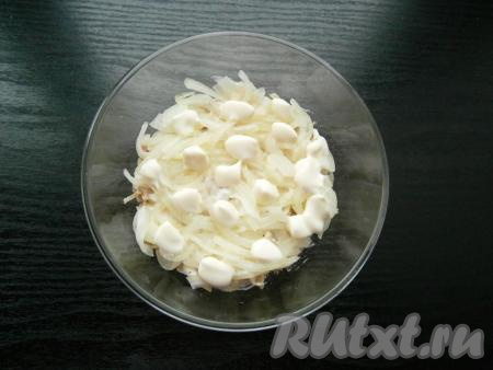 На курицу выложить отжатый маринованный лук, смазать его немного майонезом.