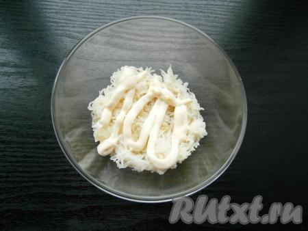 Свеклу, картофель и яйца очистить. Картофель натереть на средней терке и выложить его в салатник первым слоем, чуть посолить и смазать майонезом.